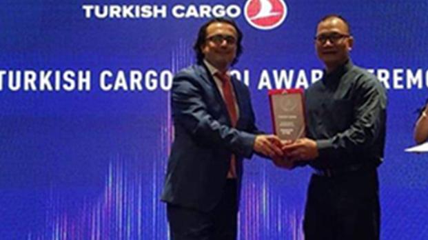 EFL staff holding award from Turkish Airlines