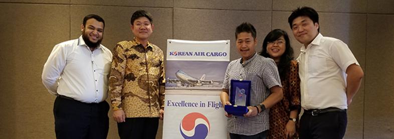 EFL staff holding award from Korean Air Cargo